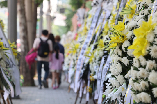 21일 오전 서울 서초구 서이초등학교 앞에 고인이 된 서이초등학교 담임교사 A씨를 향한 추모의 화환들이 놓여있다.  연합뉴스